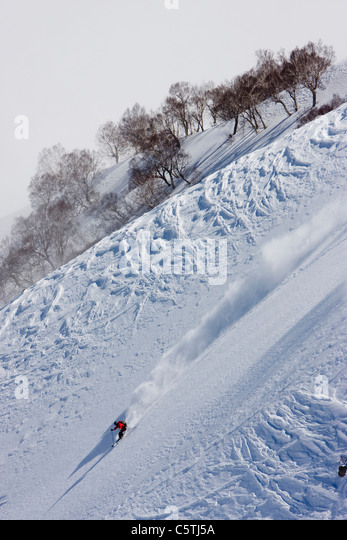 india-kashmir-gulmarg-man-skiing-downhil