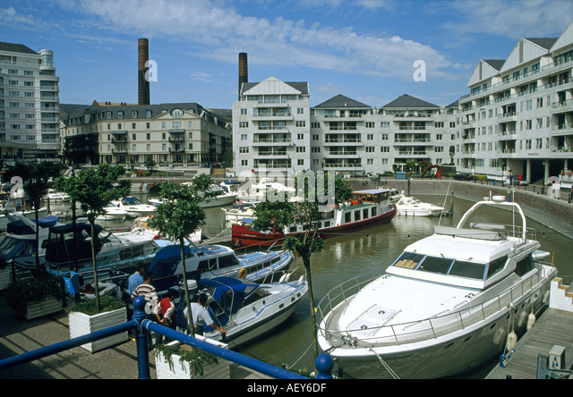 chelsea-harbour-with-marina-and-boats-lo