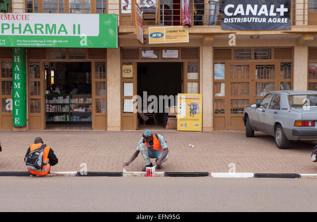 painting-the-curbs-of-kigali-rwanda-efn9