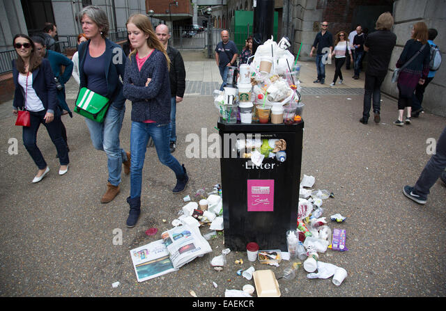 overflowing-bin-and-litter-in-london-uk-