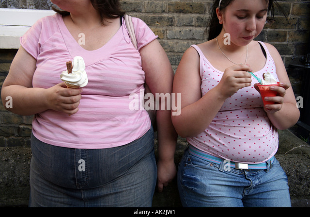 2-overweight-women-eating-icecream-ak2jw