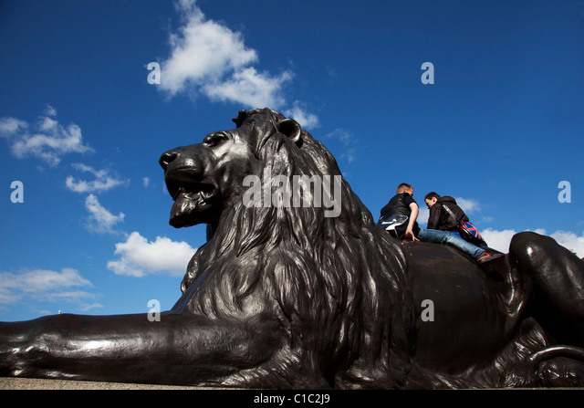 tourists-climb-onto-the-famous-lion-stat