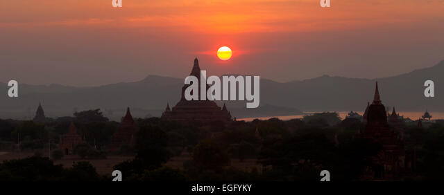 panoramic-image-of-the-temples-of-bagan-
