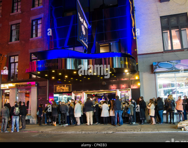 night-time-crowd-outside-blue-note-jazz-