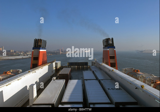 stena-line-cargo-ferry-leaving-hook-of-h