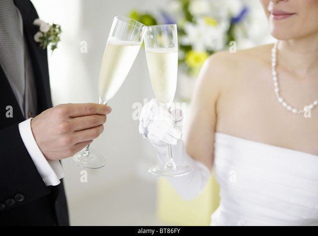 bride-and-groom-toasting-bt86fy.jpg