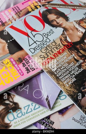women-magazine-magazines-reading-fashion