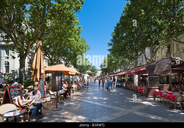 street-cafe-in-front-of-the-hotel-de-vil