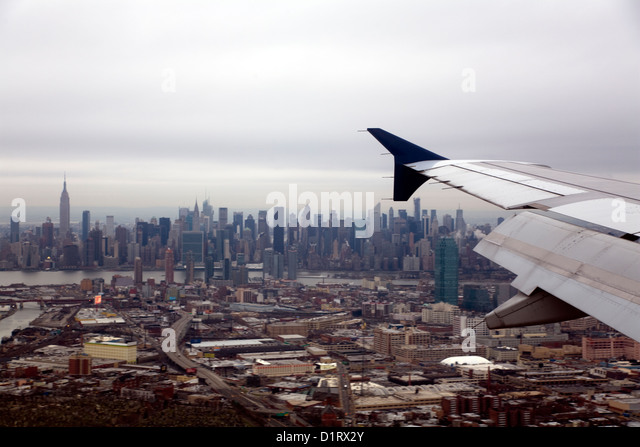 airplane-landing-at-laguardia-airport-qu