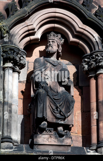 King Canute statue on the exterior of Lichfield Cathedral, Staffordshire, England, UK Stock Photo