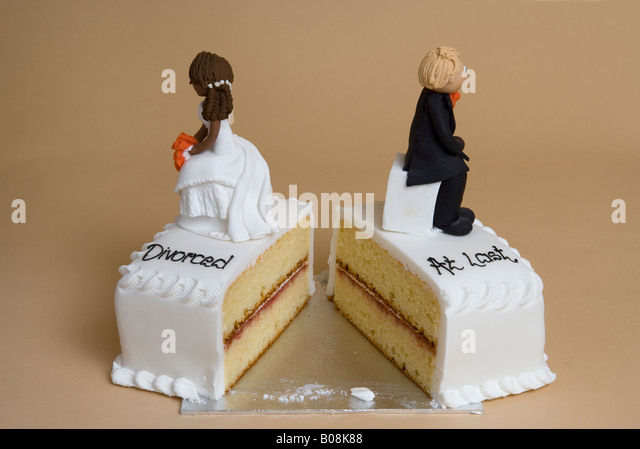 broken-wedding-cake-with-divorced-couple