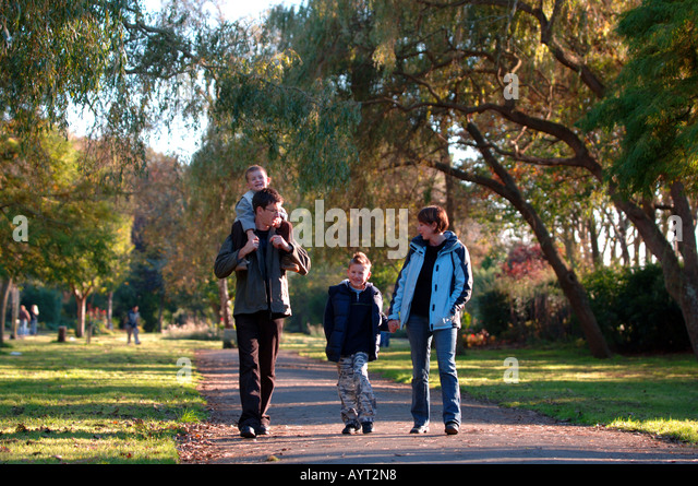 family-walk-britain-uk-ayt2n8.jpg