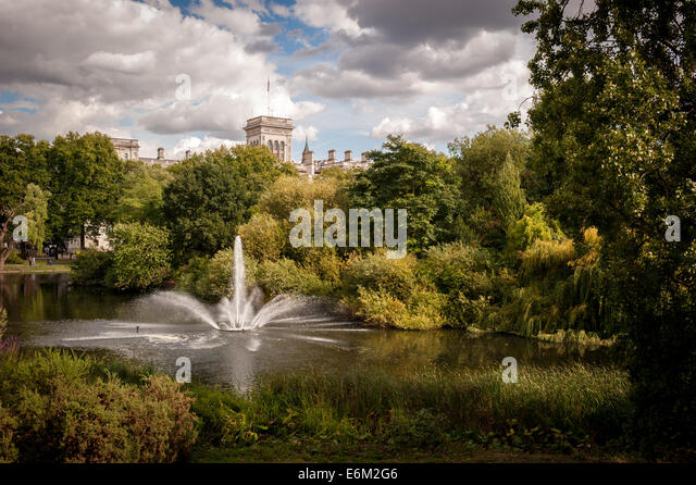 st-jamess-park-london-uk-E6M2G6.jpg