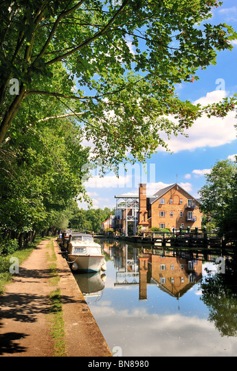 residential-housing-by-the-river-wey-at-
