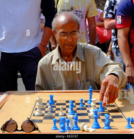 old-man-playing-chess-in-shoreditch-mark