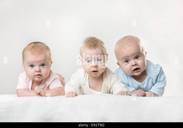 three-babies-making-funny-faces-D92TW2.j