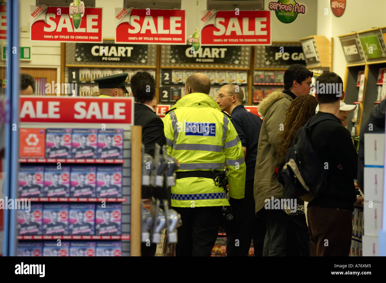 Psni Police Officer Enters Record Shop To Arrest Shoplifter During Christmas Shopping In Belfast