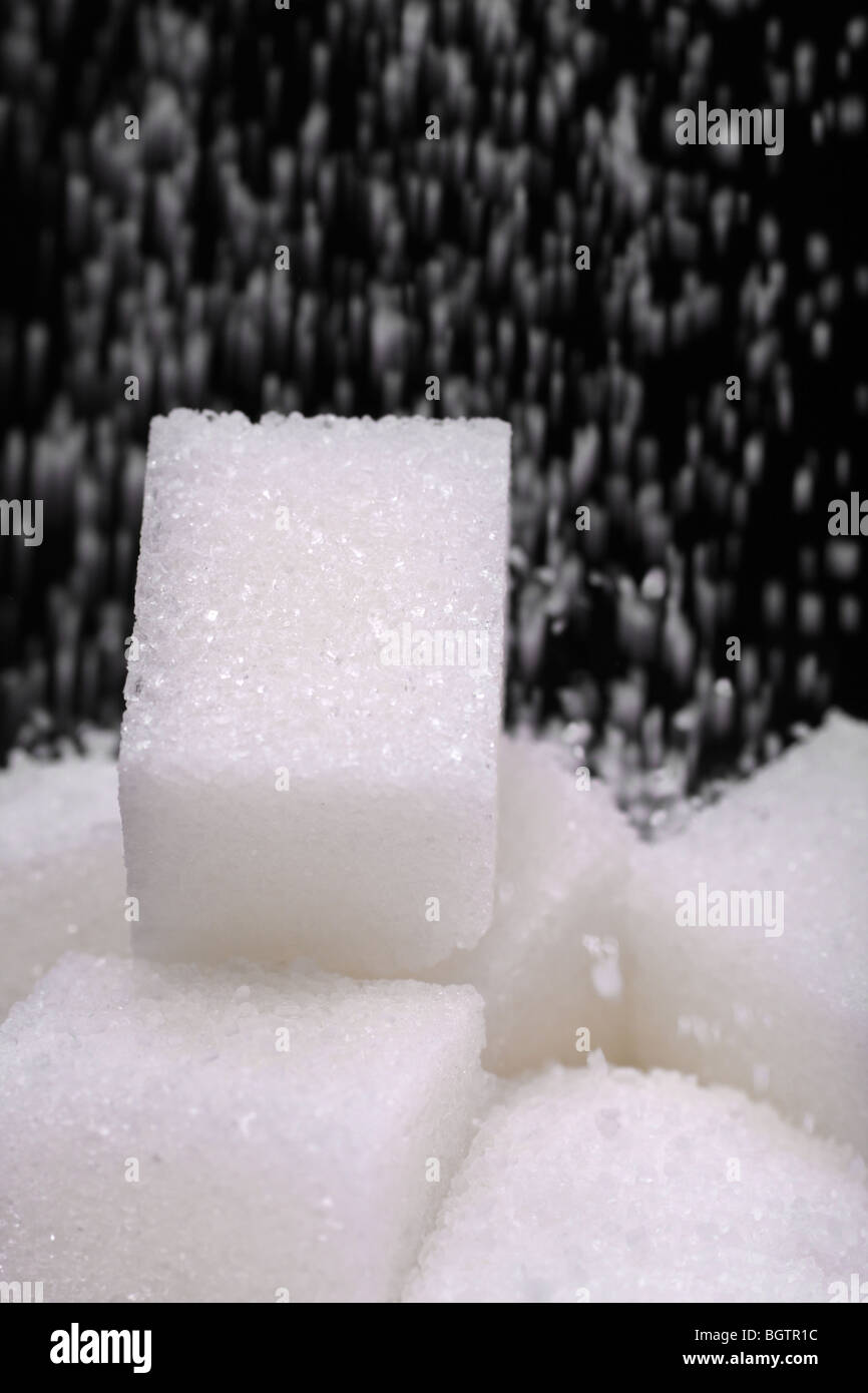 macro of sugar lumps and falling granulated sugar Stock Photo - Alamy