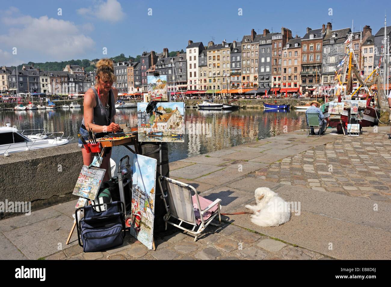 femme peintre sur le port d'Honfleur,departement du Calvados,region ...