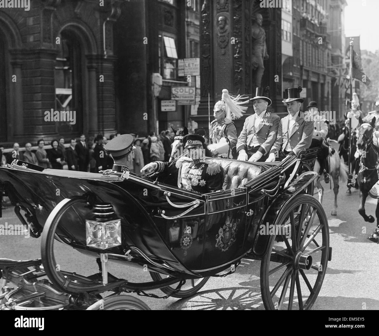 Mohammad-Reza Shah Pahlavi, the Shah of Iran, in procession driving up ...
