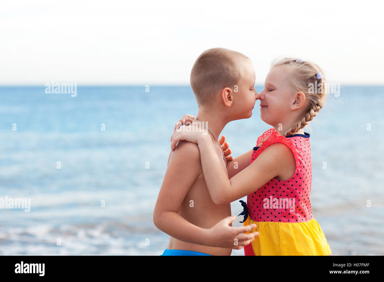 portrait of children kissing on the beach Stock Photo - Alamy