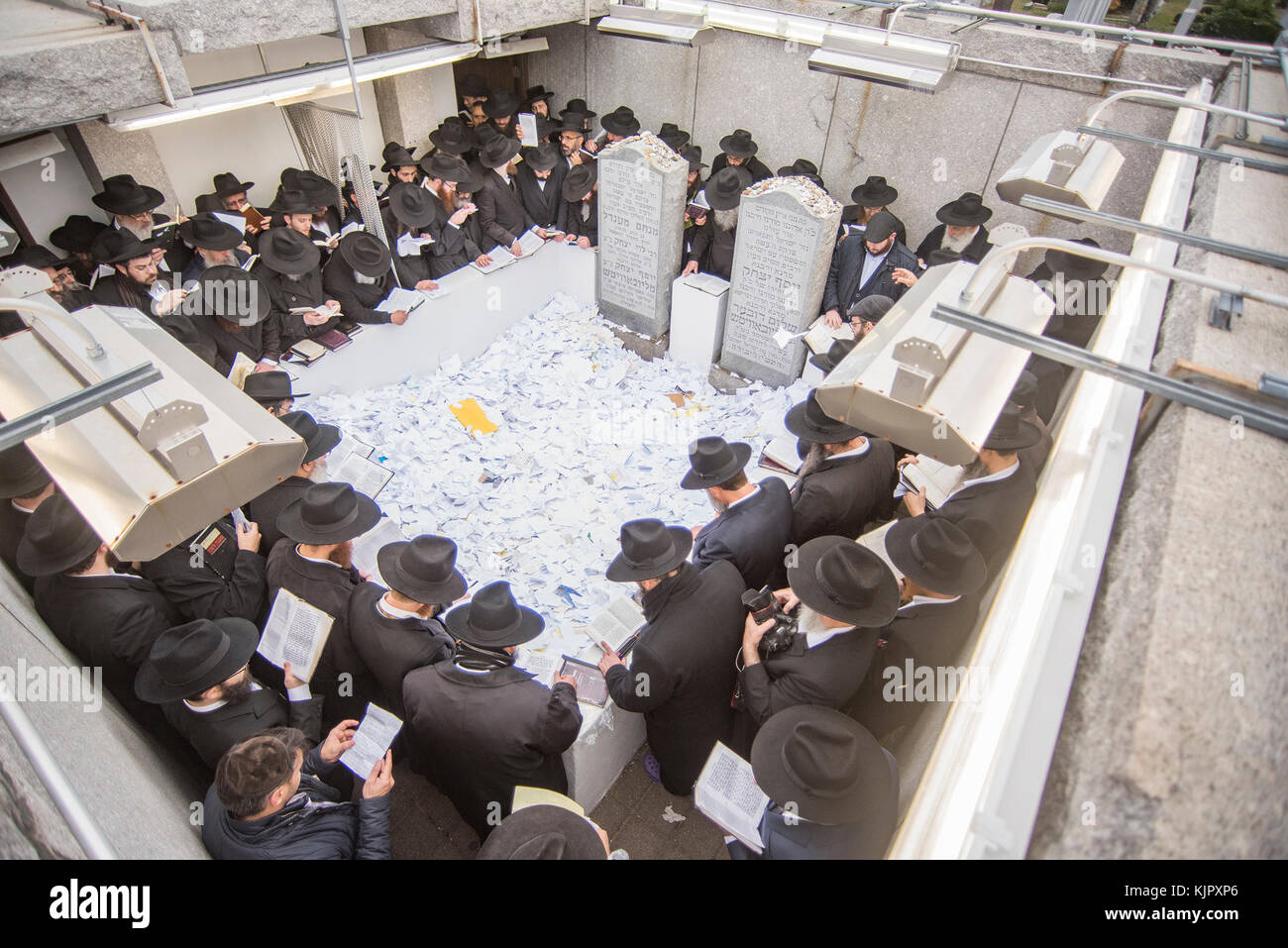 New York Ny November 25 Chabad Lubavitch Rabbis Pray At The