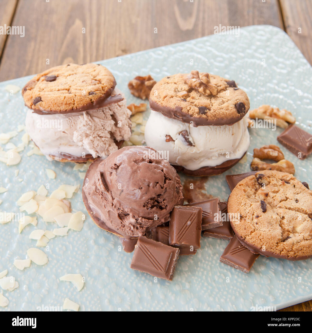 Eiscreme Sandwiches mit Schokolade und Nuessen Stock Photo - Alamy