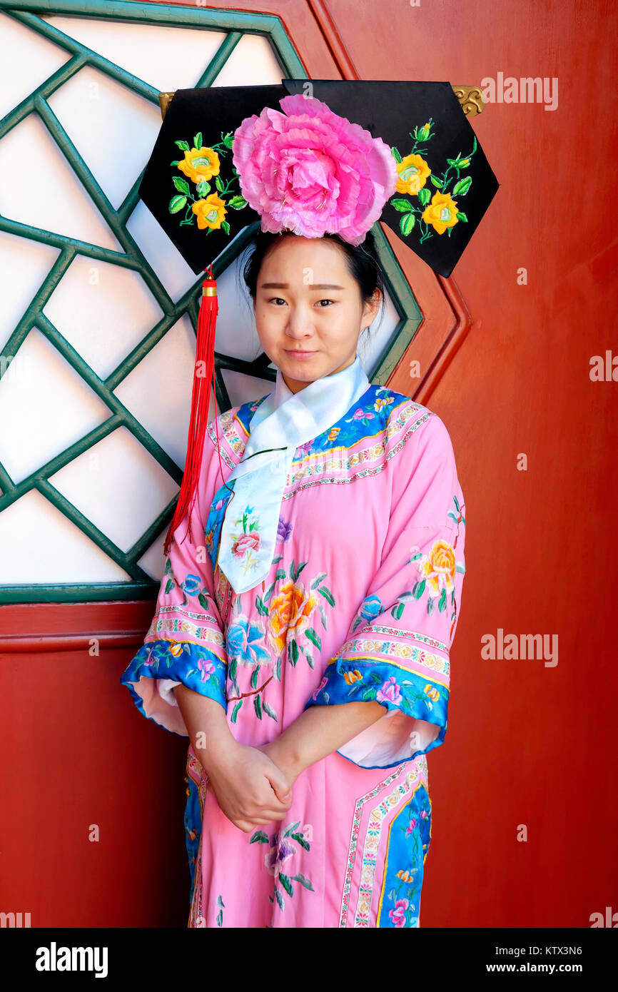 Waitress in Qing Dynasty clothing, Ting Li Guan Restaurant, The Summer ...