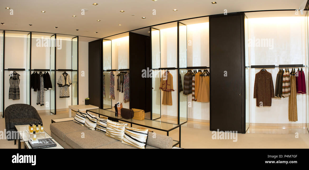 fashionable interior of boutique in modern mall Stock Photo - Alamy
