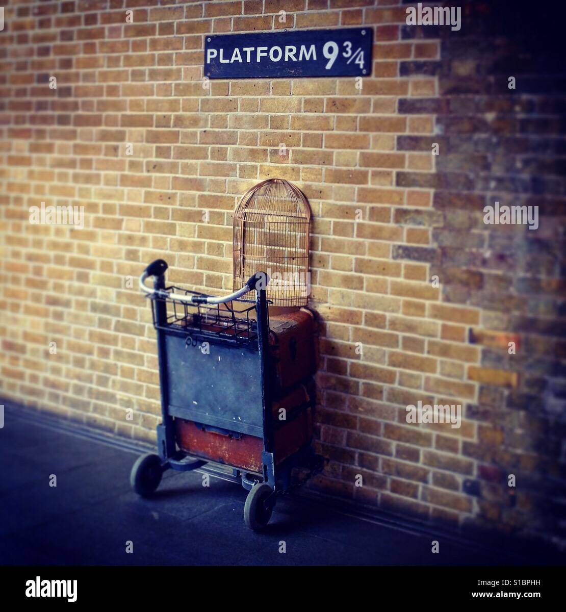 Top 94+ Images harry potter train station platform 9 3/4 Excellent