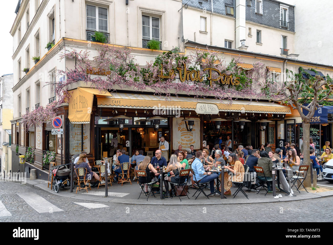 People sitting outside on the terrace of Le Vrai Paris cafe Stock Photo ...