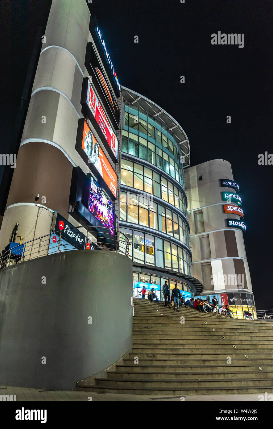 Exterior side View of a Multistory shopping Mall Stock Photo - Alamy