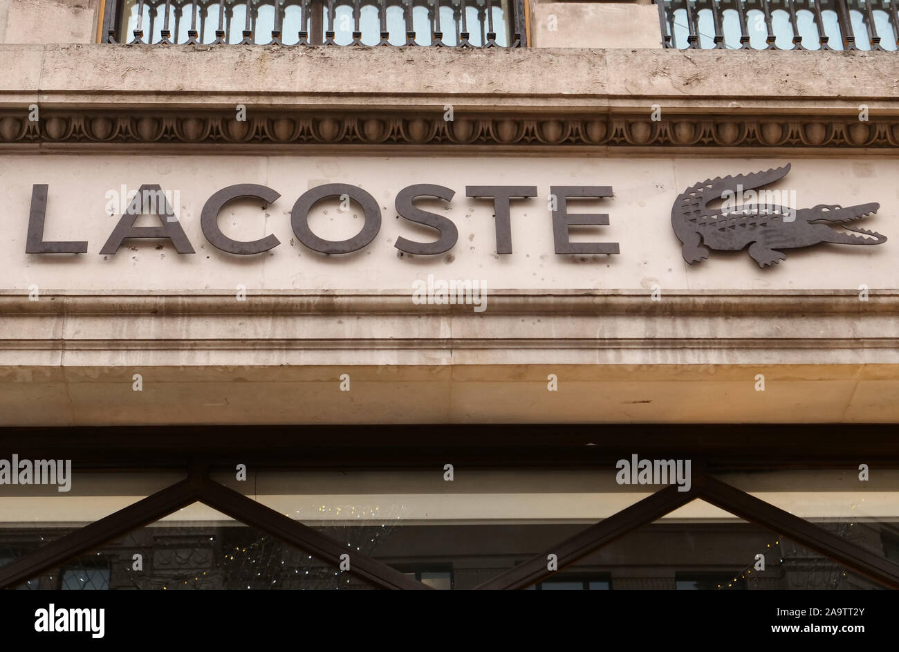 Logo Lacoste Logo Lacoste crocodile Stock Photo - Alamy