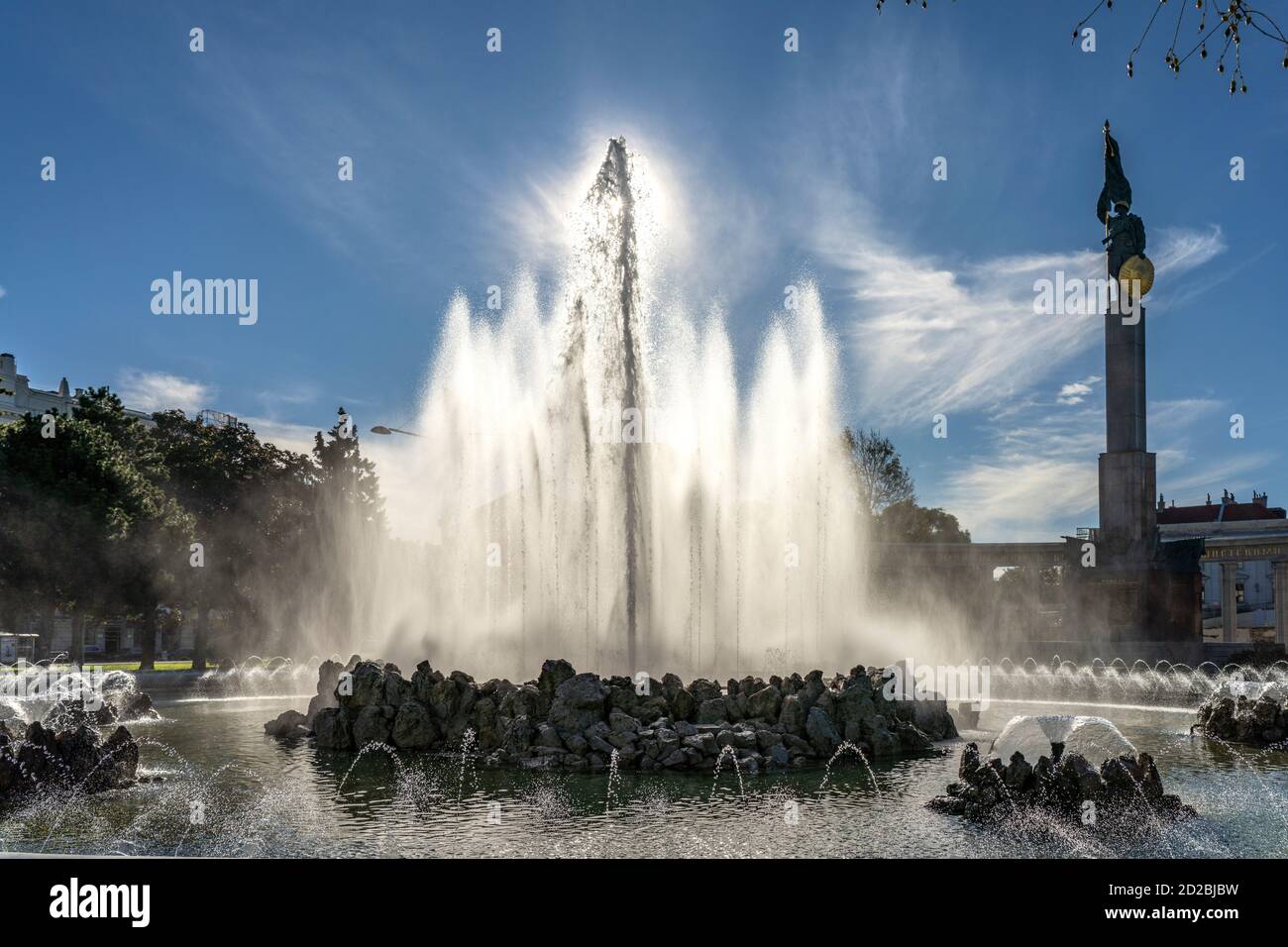 Der Hochstrahlbrunnen und das Denkmal zu Ehren der Soldaten der ...