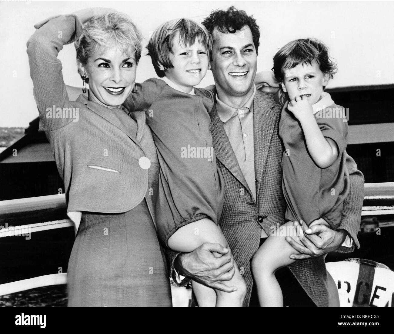 JANET LEIGH TONY CURTIS KELLY & JAMIE LEE CURTIS ACTOR & ACTRESS WITH  CHILDREN (1961 Stock Photo - Alamy
