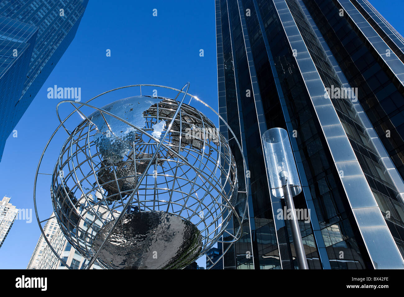 U.S.A., New York, Manhattan, the Globus and the Trump tower in Columbus ...