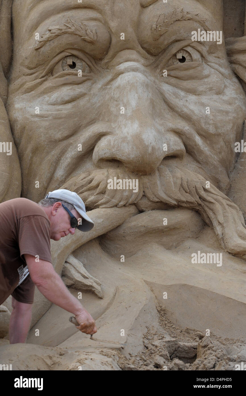 Australian Kevin Crawford works on his sand sculpture ?The Storyteller ...