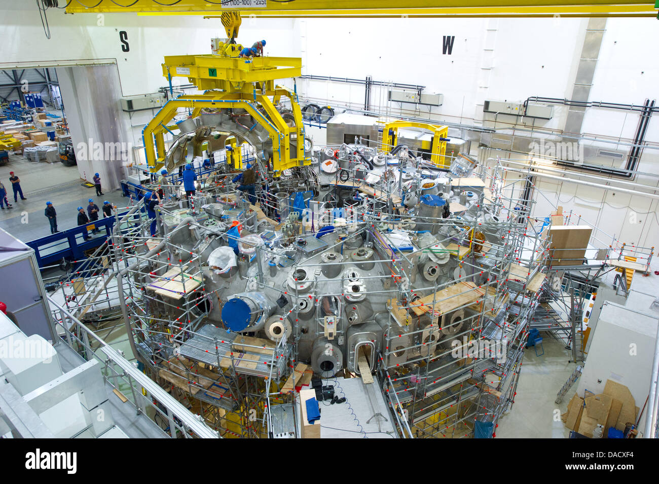 Staff of the Greifswald Max Planck Institute assemble the 14 ton heat ...