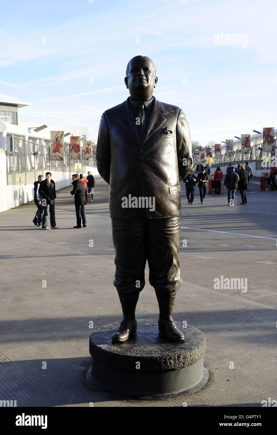 The Herbert Chapman statue outside the Emirates Stadium, London Stock ...