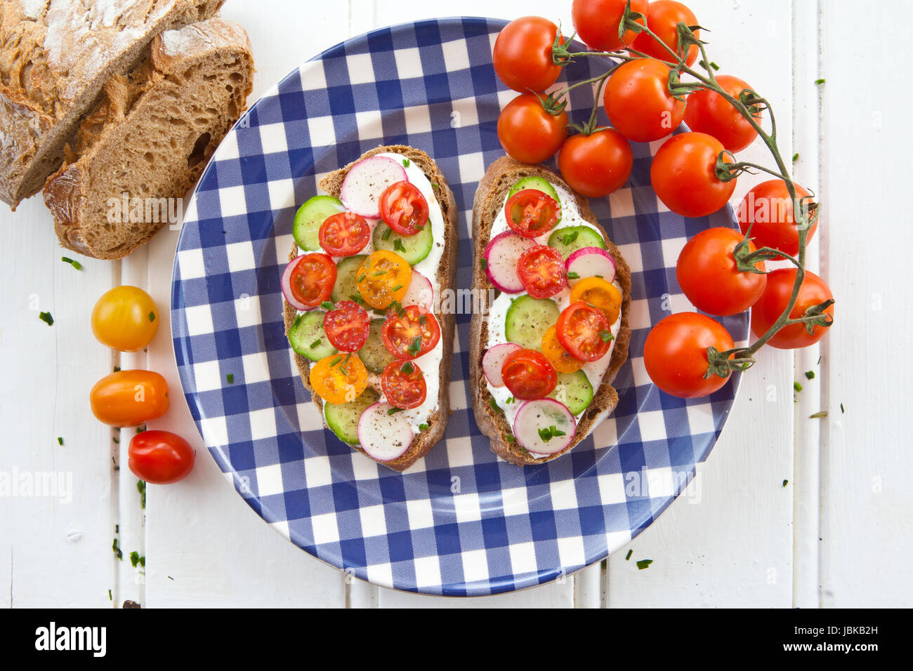 Brot mit Quark und frischen Tomaten, Gurken und Radieschen Stock Photo ...