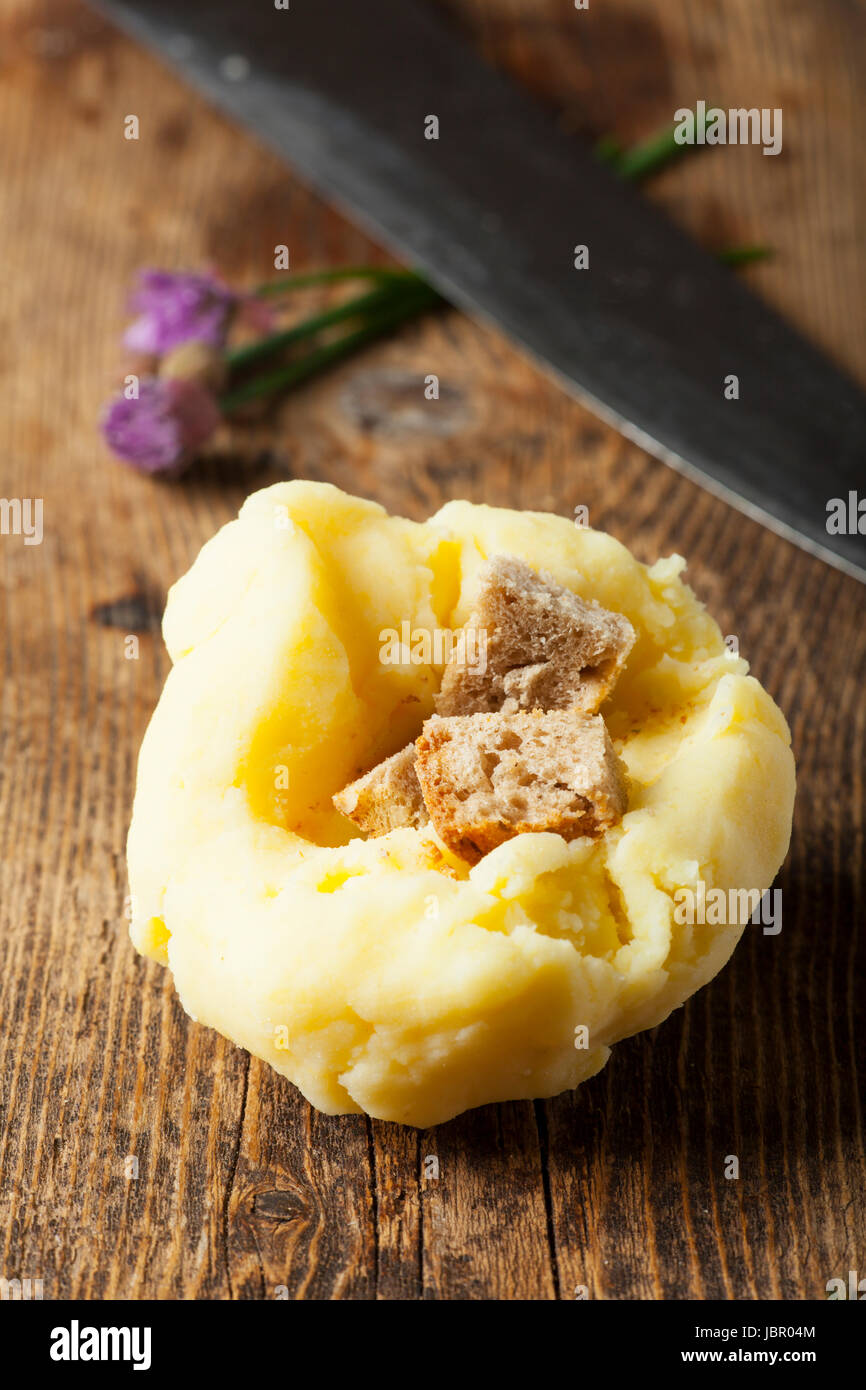 rohe Kartoffelknödel auf Holz Stock Photo - Alamy