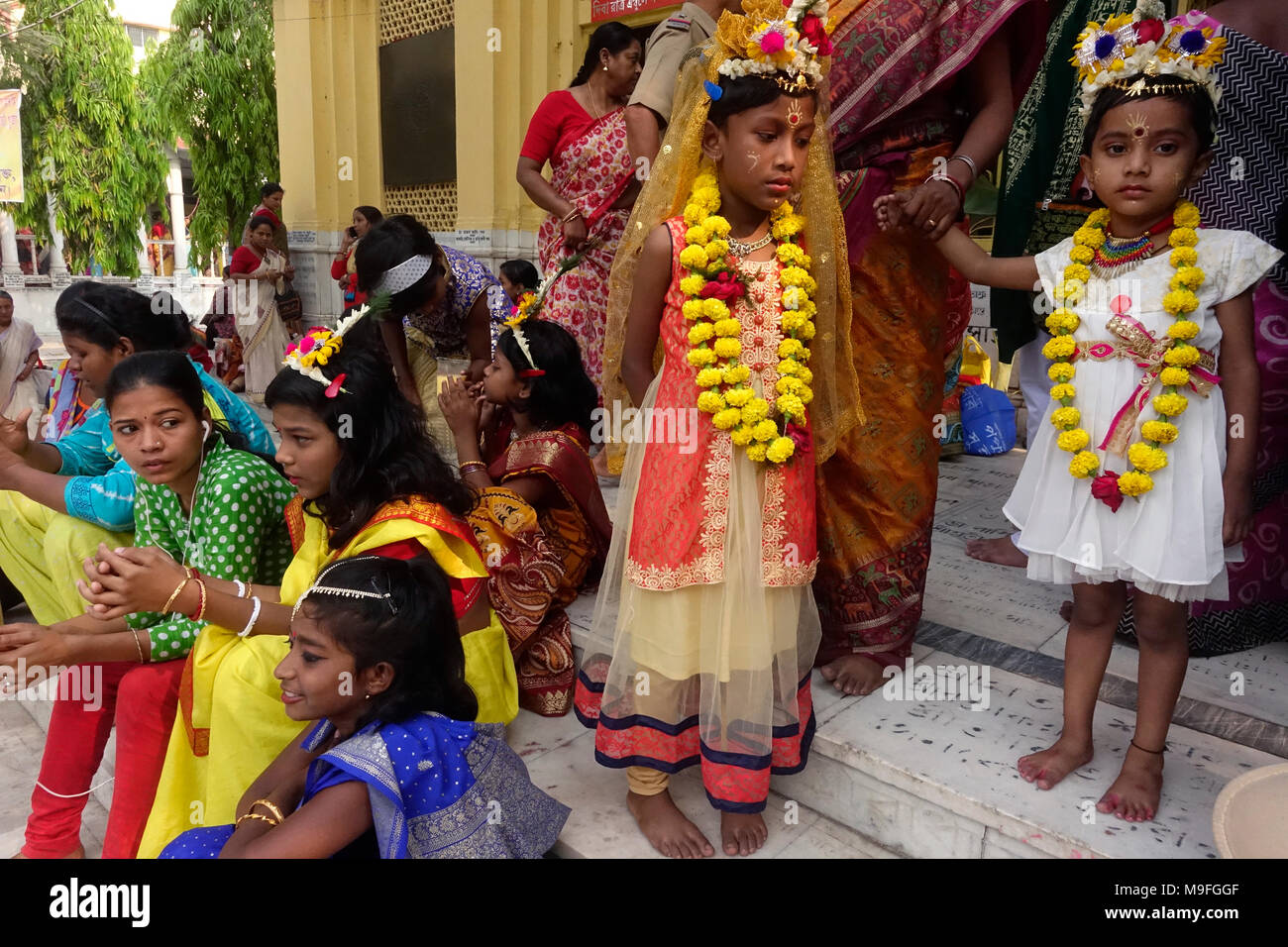 Kolkata, India. 25th Mar, 2018. Girls wait for the ritual during the ...