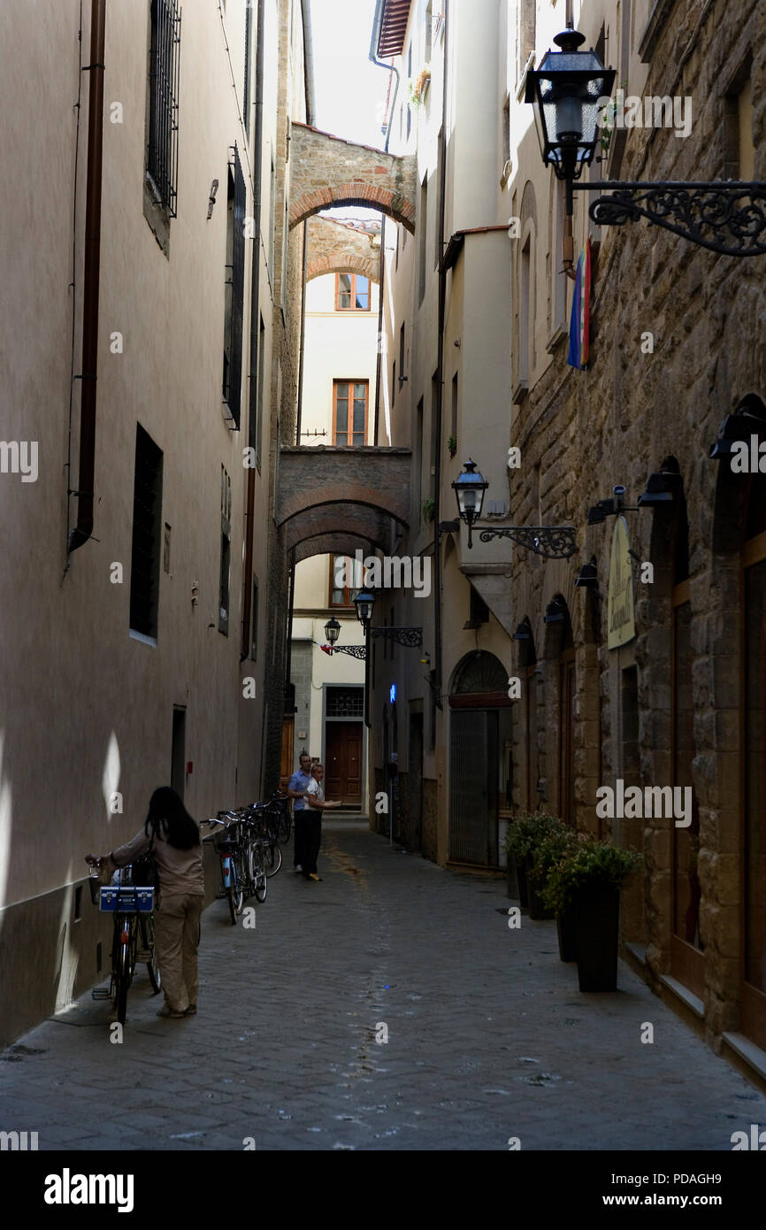 Chiasso de' Baroncelli, a backstreet near Galleria degli Uffizi ...