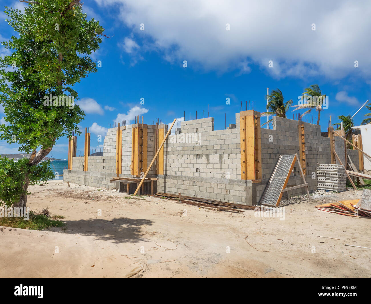 New cinder block house construction Stock Photo - Alamy